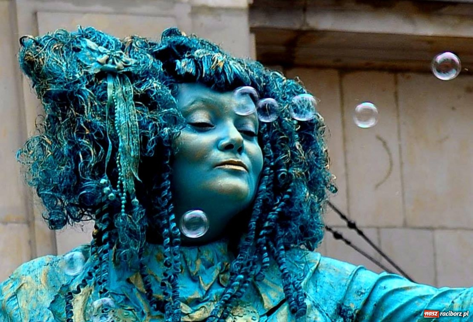 Zdjęcie w galerii na portalu naszraciborz.pl: Racibórz pełen pasji. Klub Strefa rusza z kolejnym cyklem. Żywa rzeźba na początek wiadomości z regionu