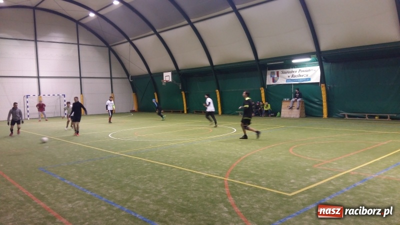 Zdjęcie w galerii na portalu naszraciborz.pl: IV edycja Rudzkiej Amatorskiej Ligi Piłki Nożnej Pięcioosobowej za nami wiadomości z regionu