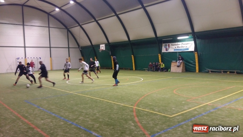 Zdjęcie w galerii na portalu naszraciborz.pl: IV edycja Rudzkiej Amatorskiej Ligi Piłki Nożnej Pięcioosobowej za nami wiadomości z regionu