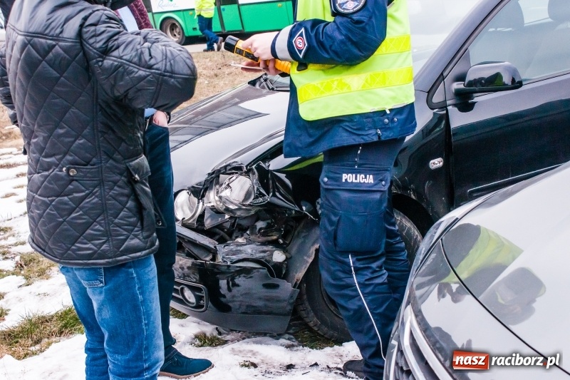 Zdjęcie w galerii na portalu naszraciborz.pl: Kolizja na Bosackiej. Volkswagen polo wjechał w tył opla  wiadomości z regionu