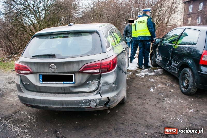 Zdjęcie w galerii na portalu naszraciborz.pl: Kolizja na Bosackiej. Volkswagen polo wjechał w tył opla  wiadomości z regionu