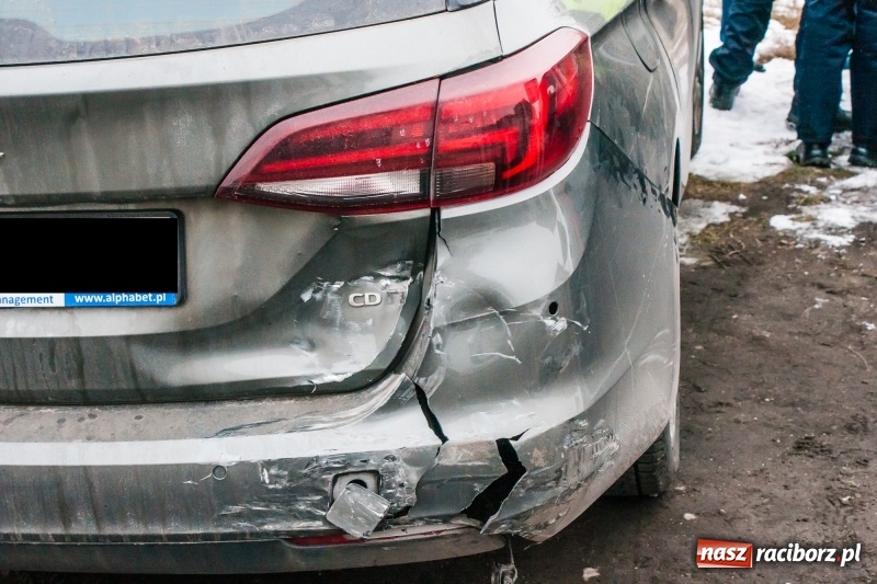 Zdjęcie w galerii na portalu naszraciborz.pl: Kolizja na Bosackiej. Volkswagen polo wjechał w tył opla  wiadomości z regionu