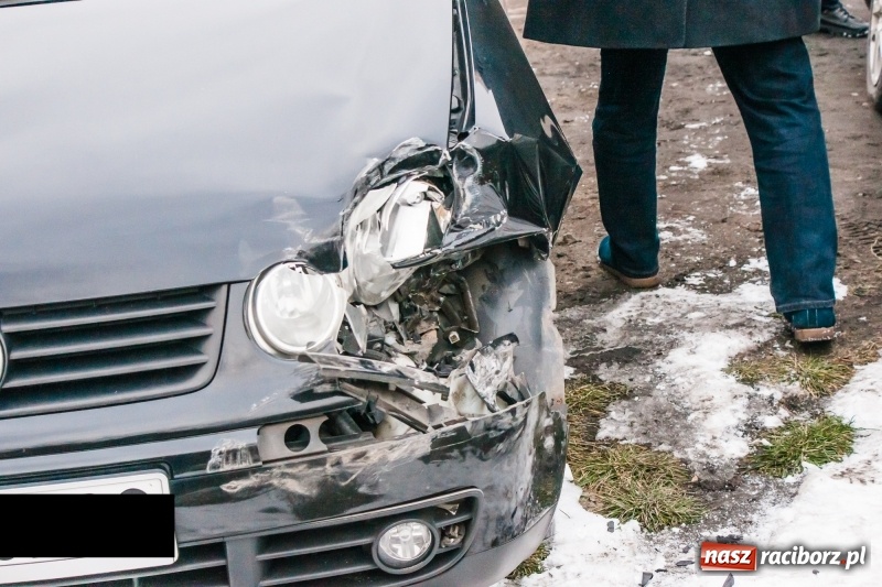 Zdjęcie w galerii na portalu naszraciborz.pl: Kolizja na Bosackiej. Volkswagen polo wjechał w tył opla  wiadomości z regionu