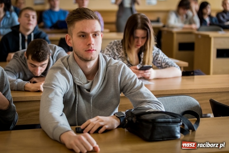 Zdjęcie w galerii na portalu naszraciborz.pl: Inauguracja Legii Akademickiej w PWSZ w Raciborzu wiadomości z regionu