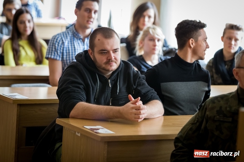 Zdjęcie w galerii na portalu naszraciborz.pl: Inauguracja Legii Akademickiej w PWSZ w Raciborzu wiadomości z regionu