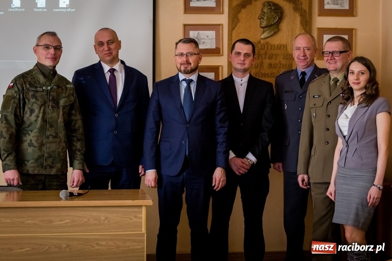 Zdjęcie w galerii na portalu naszraciborz.pl: Inauguracja Legii Akademickiej w PWSZ w Raciborzu wiadomości z regionu