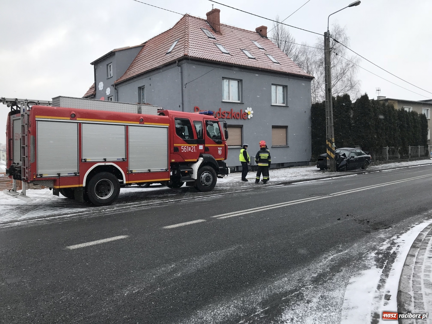 Zdjęcie w galerii na portalu naszraciborz.pl: Audi uderzyło w słup energetyczny na Starowiejskiej. Kierująca w szpitalu  wiadomości z regionu
