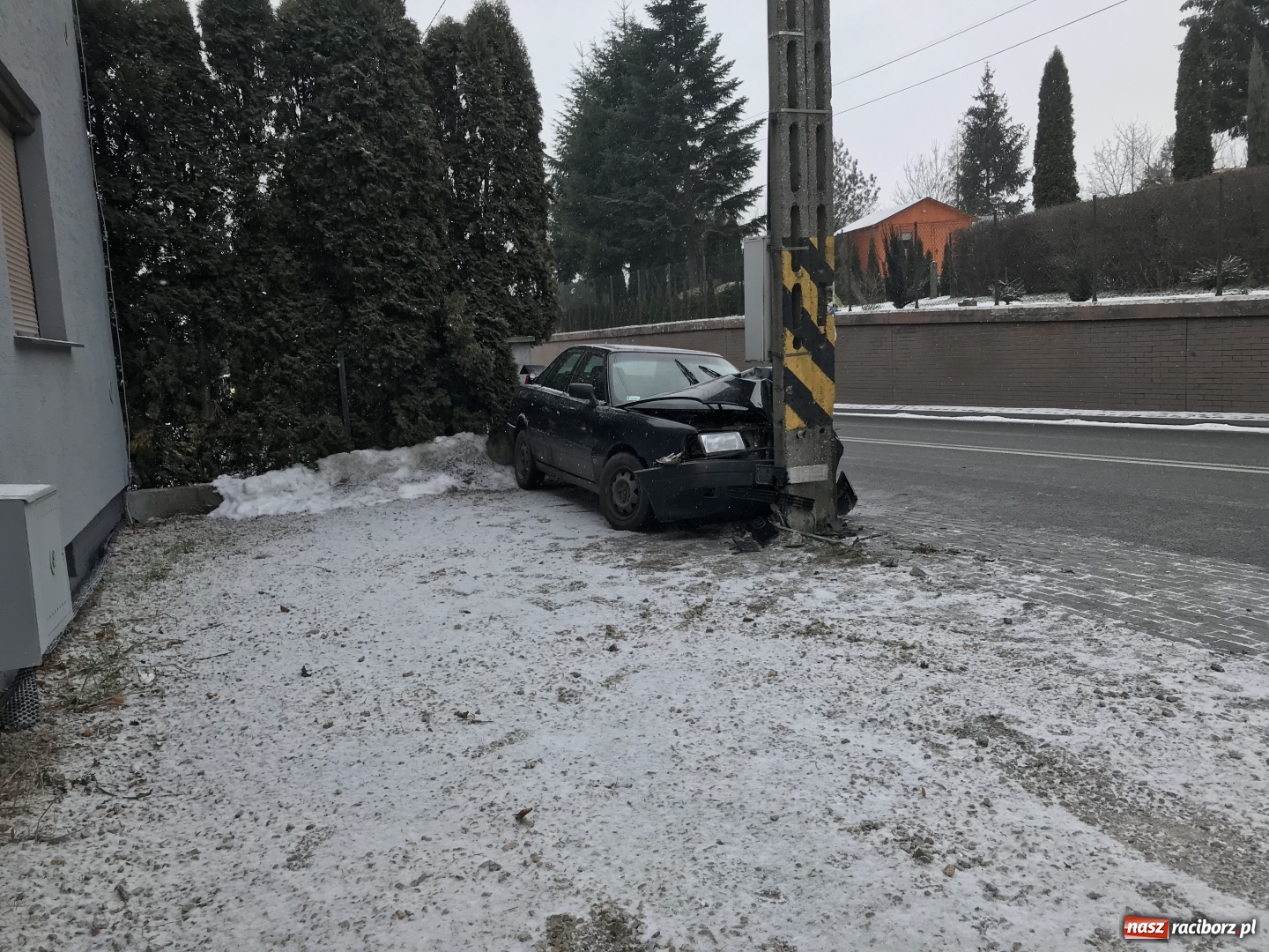 Zdjęcie w galerii na portalu naszraciborz.pl: Audi uderzyło w słup energetyczny na Starowiejskiej. Kierująca w szpitalu  wiadomości z regionu