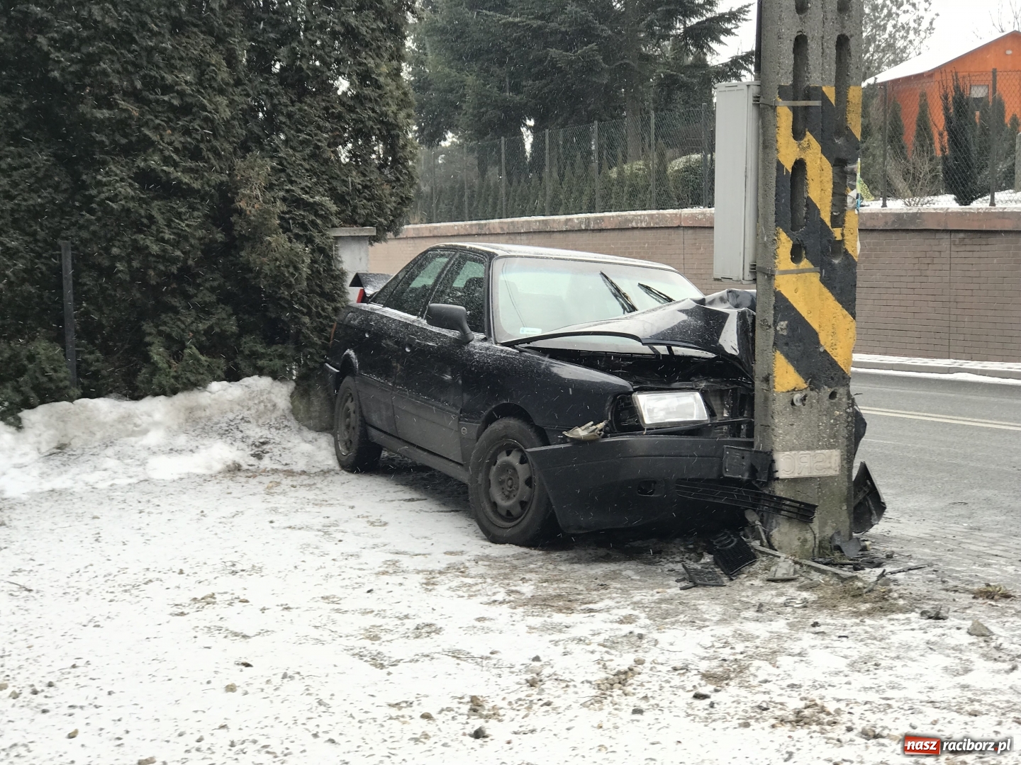 Zdjęcie w galerii na portalu naszraciborz.pl: Audi uderzyło w słup energetyczny na Starowiejskiej. Kierująca w szpitalu  wiadomości z regionu