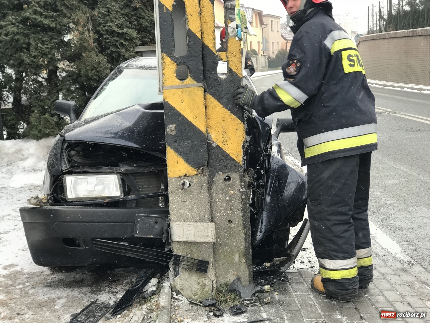 Zdjęcie w galerii na portalu naszraciborz.pl: Audi uderzyło w słup energetyczny na Starowiejskiej. Kierująca w szpitalu  wiadomości z regionu