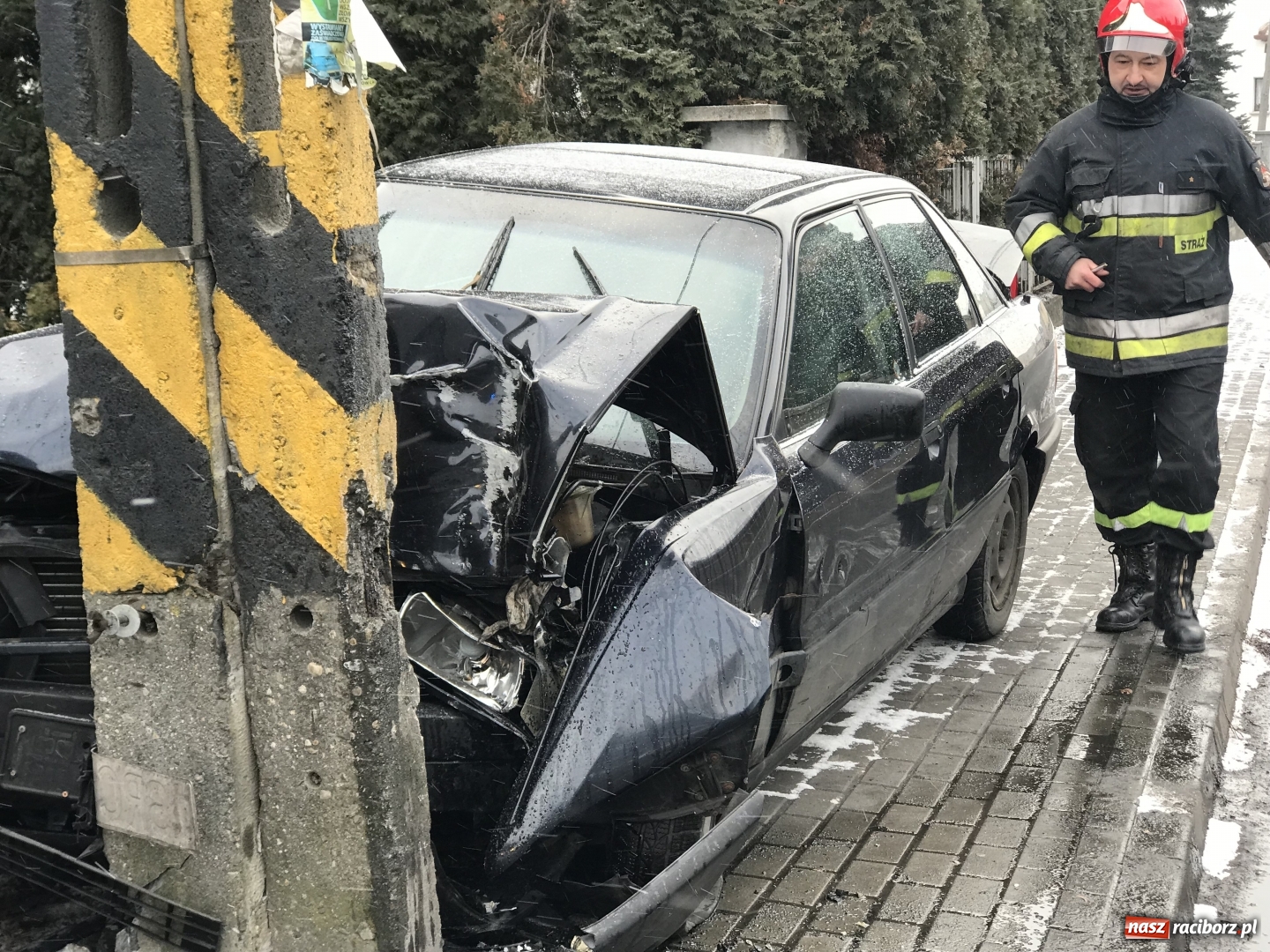 Zdjęcie w galerii na portalu naszraciborz.pl: Audi uderzyło w słup energetyczny na Starowiejskiej. Kierująca w szpitalu  wiadomości z regionu
