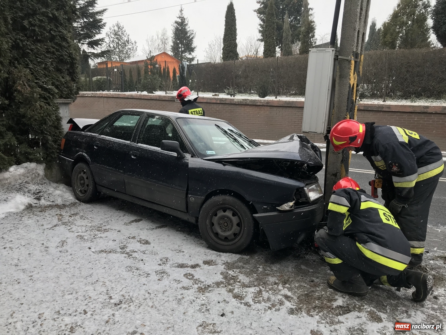 Zdjęcie w galerii na portalu naszraciborz.pl: Audi uderzyło w słup energetyczny na Starowiejskiej. Kierująca w szpitalu  wiadomości z regionu