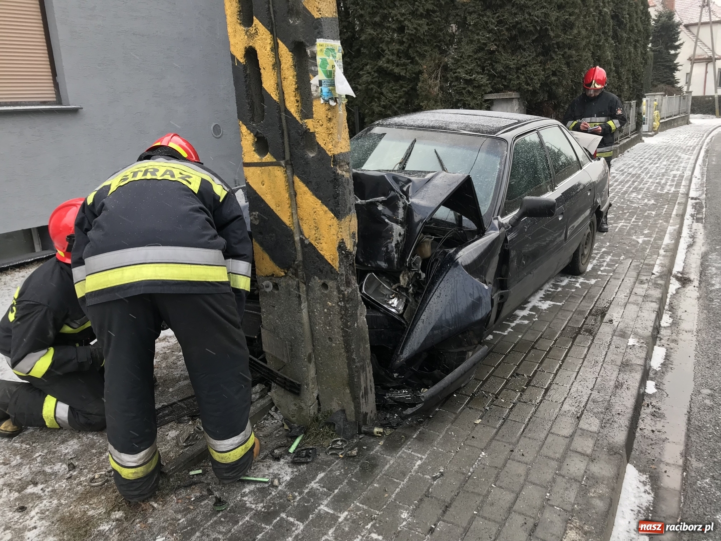 Zdjęcie w galerii na portalu naszraciborz.pl: Audi uderzyło w słup energetyczny na Starowiejskiej. Kierująca w szpitalu  wiadomości z regionu