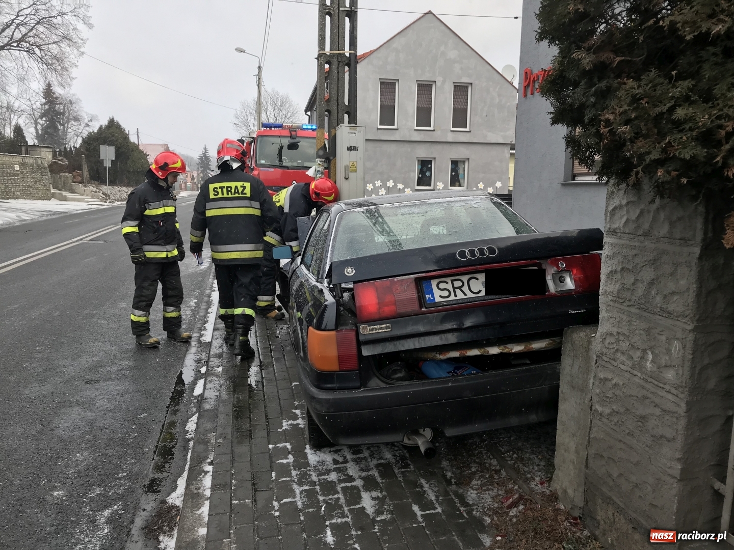Zdjęcie w galerii na portalu naszraciborz.pl: Audi uderzyło w słup energetyczny na Starowiejskiej. Kierująca w szpitalu  wiadomości z regionu