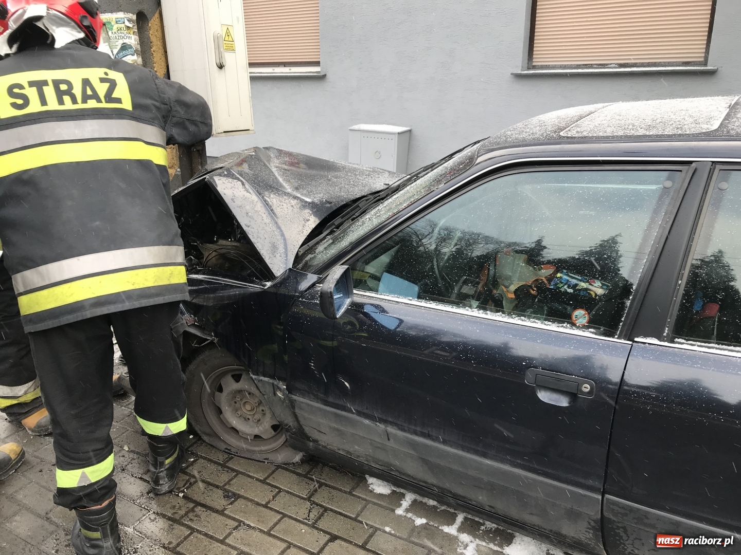 Zdjęcie w galerii na portalu naszraciborz.pl: Audi uderzyło w słup energetyczny na Starowiejskiej. Kierująca w szpitalu  wiadomości z regionu