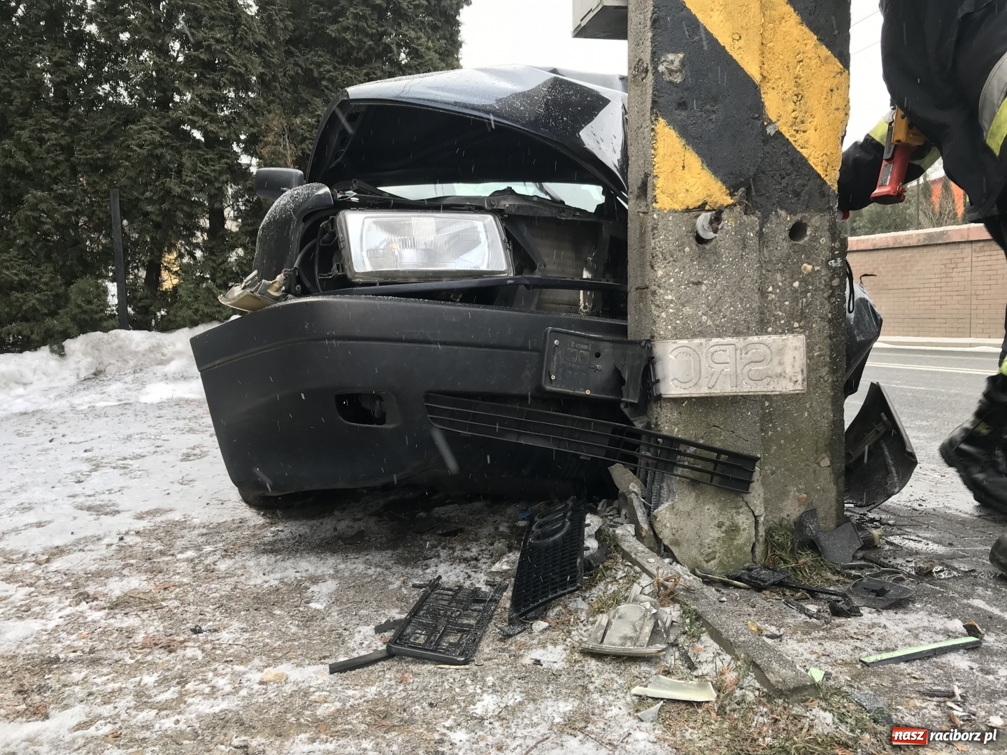 Zdjęcie w galerii na portalu naszraciborz.pl: Audi uderzyło w słup energetyczny na Starowiejskiej. Kierująca w szpitalu  wiadomości z regionu