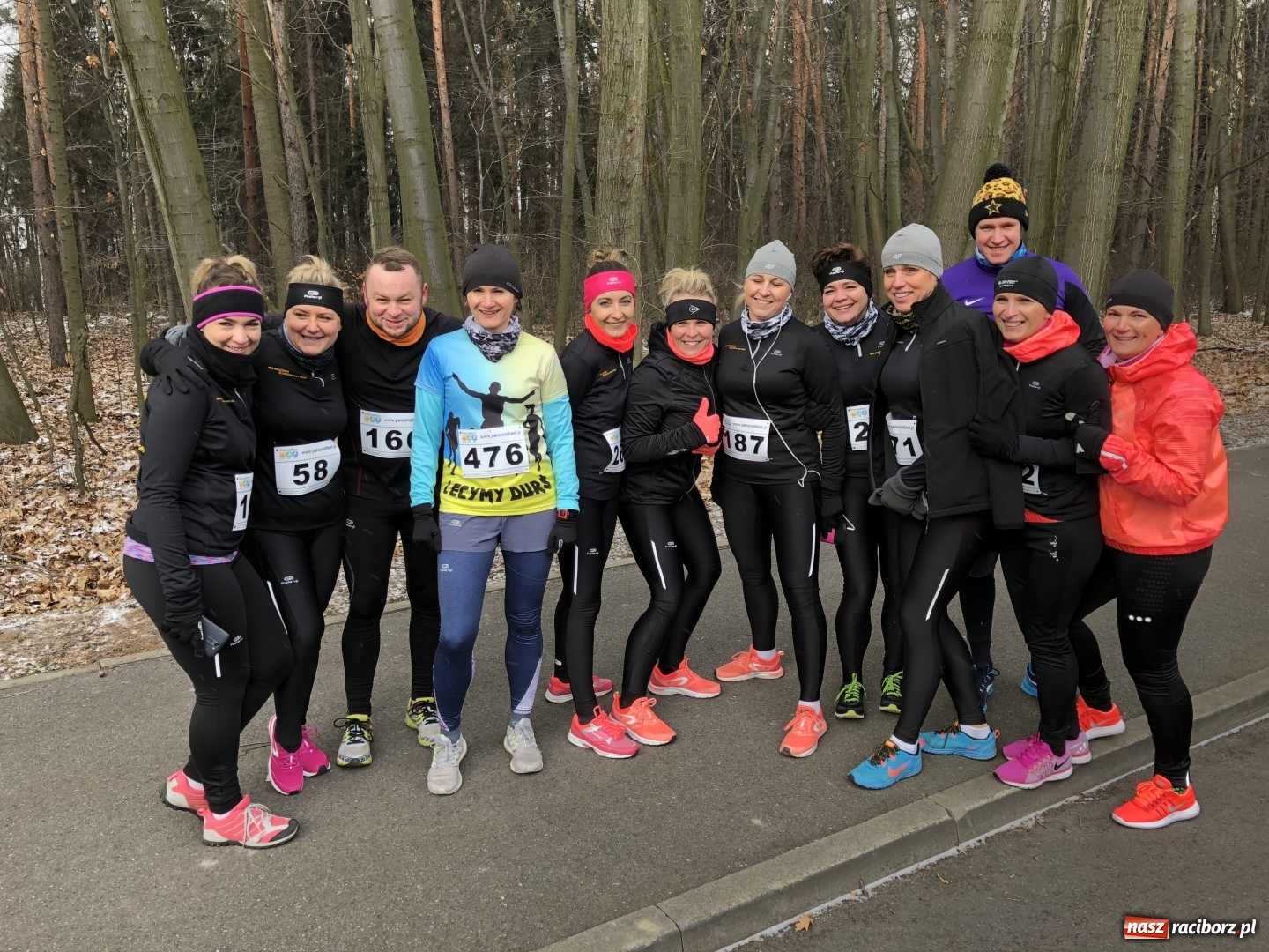 Zdjęcie w galerii na portalu naszraciborz.pl: Mróz, lód i śnieg niestraszny biegaczom. Blisko 500 twardzieli pokonało trasę w Oborze wiadomości z regionu