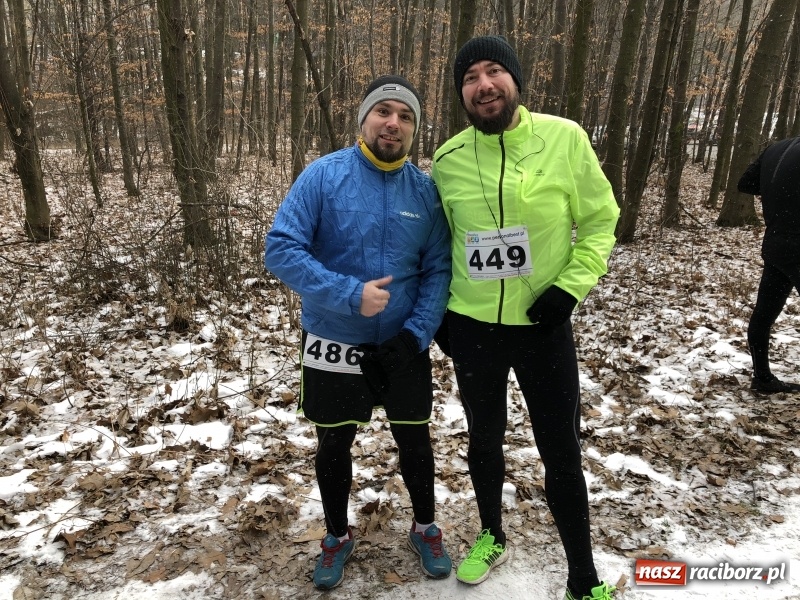 Zdjęcie w galerii na portalu naszraciborz.pl: Mróz, lód i śnieg niestraszny biegaczom. Blisko 500 twardzieli pokonało trasę w Oborze wiadomości z regionu