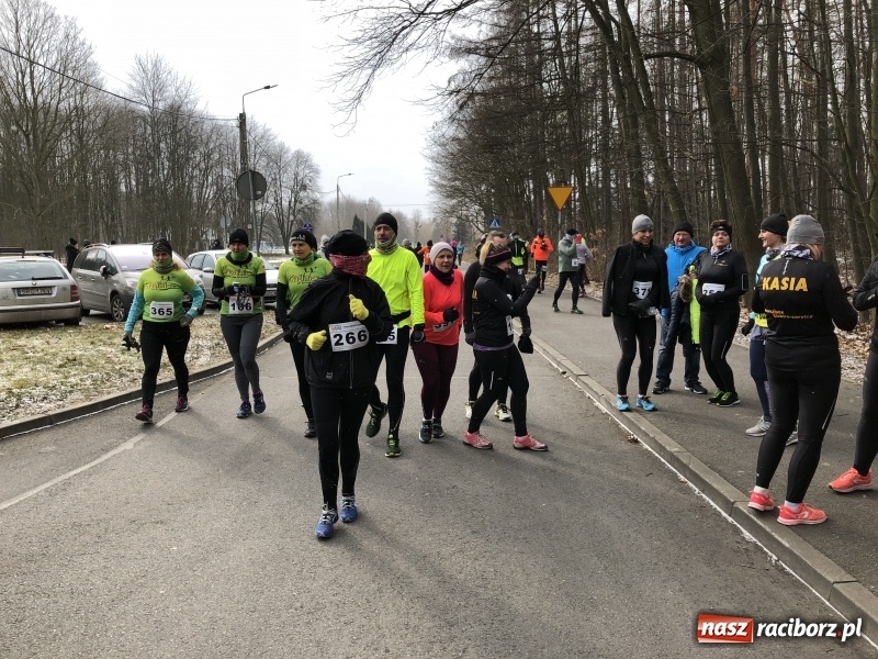 Zdjęcie w galerii na portalu naszraciborz.pl: Mróz, lód i śnieg niestraszny biegaczom. Blisko 500 twardzieli pokonało trasę w Oborze wiadomości z regionu