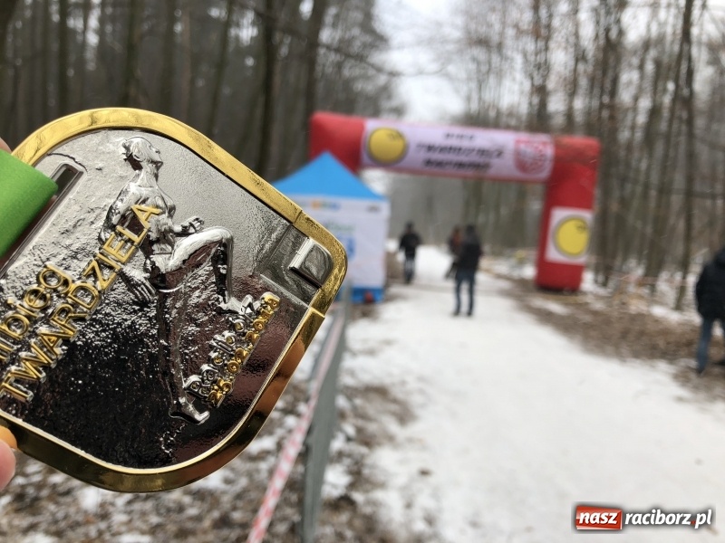 Zdjęcie w galerii na portalu naszraciborz.pl: Mróz, lód i śnieg niestraszny biegaczom. Blisko 500 twardzieli pokonało trasę w Oborze wiadomości z regionu