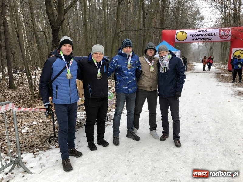 Zdjęcie w galerii na portalu naszraciborz.pl: Mróz, lód i śnieg niestraszny biegaczom. Blisko 500 twardzieli pokonało trasę w Oborze wiadomości z regionu
