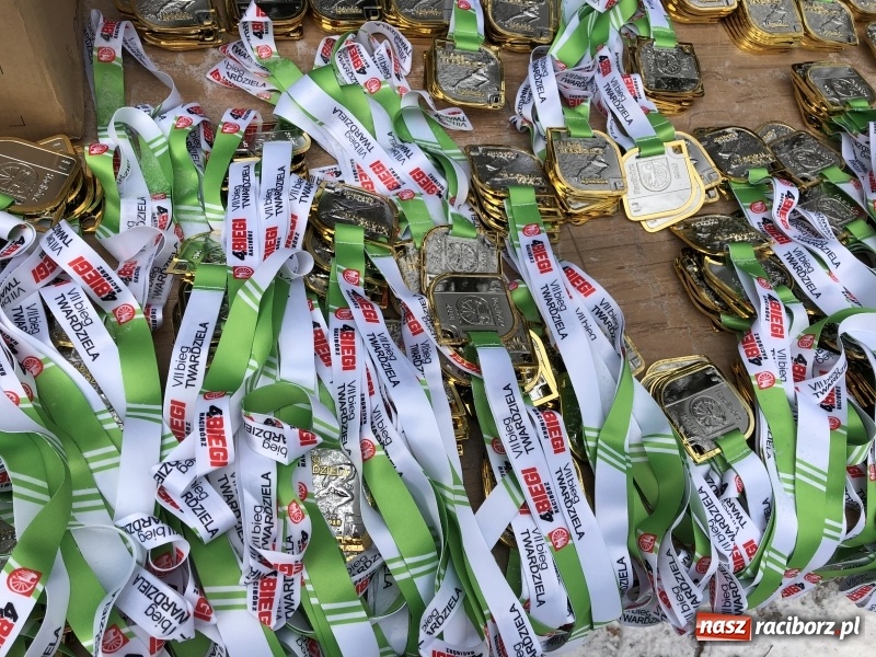 Zdjęcie w galerii na portalu naszraciborz.pl: Mróz, lód i śnieg niestraszny biegaczom. Blisko 500 twardzieli pokonało trasę w Oborze wiadomości z regionu