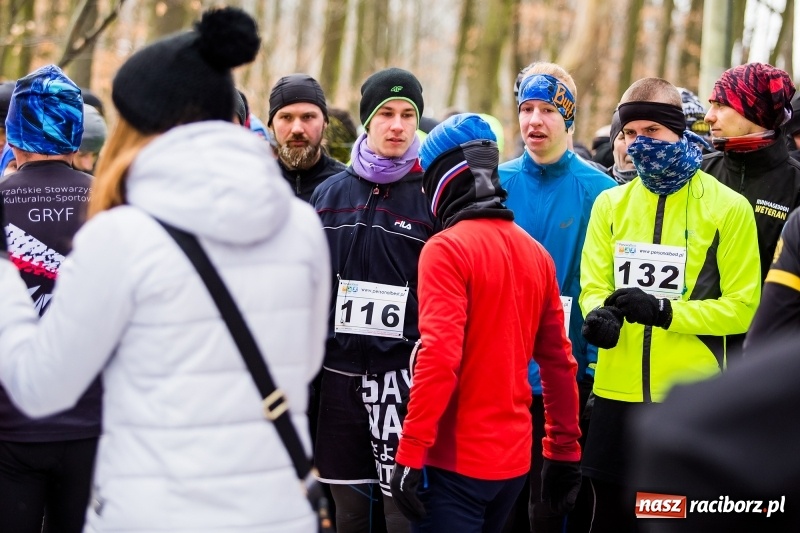 Zdjęcie w galerii na portalu naszraciborz.pl: Mróz, lód i śnieg niestraszny biegaczom. Blisko 500 twardzieli pokonało trasę w Oborze wiadomości z regionu
