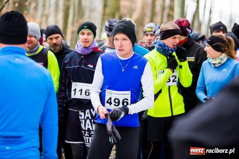 Zdjęcie w galerii na portalu naszraciborz.pl: Mróz, lód i śnieg niestraszny biegaczom. Blisko 500 twardzieli pokonało trasę w Oborze wiadomości z regionu