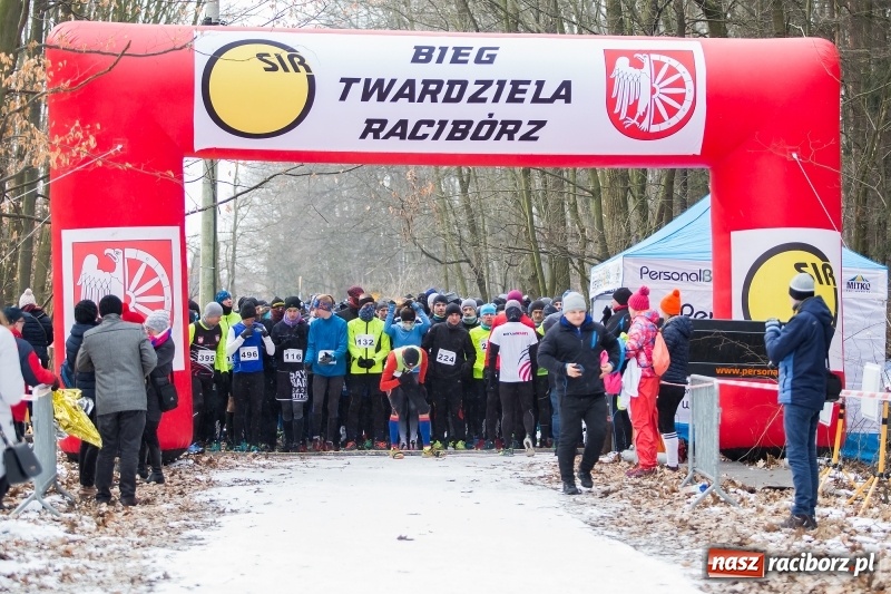 Zdjęcie w galerii na portalu naszraciborz.pl: Mróz, lód i śnieg niestraszny biegaczom. Blisko 500 twardzieli pokonało trasę w Oborze wiadomości z regionu