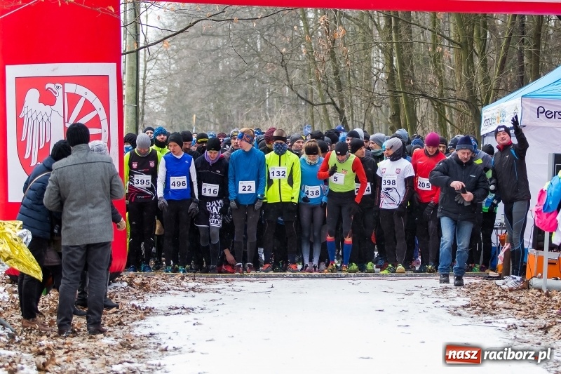 Zdjęcie w galerii na portalu naszraciborz.pl: Mróz, lód i śnieg niestraszny biegaczom. Blisko 500 twardzieli pokonało trasę w Oborze wiadomości z regionu