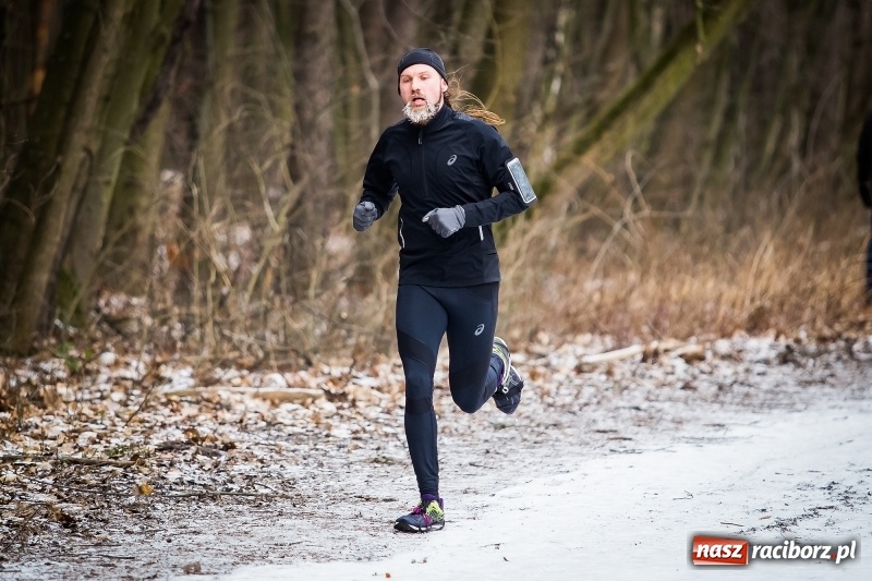 Zdjęcie w galerii na portalu naszraciborz.pl: Mróz, lód i śnieg niestraszny biegaczom. Blisko 500 twardzieli pokonało trasę w Oborze wiadomości z regionu