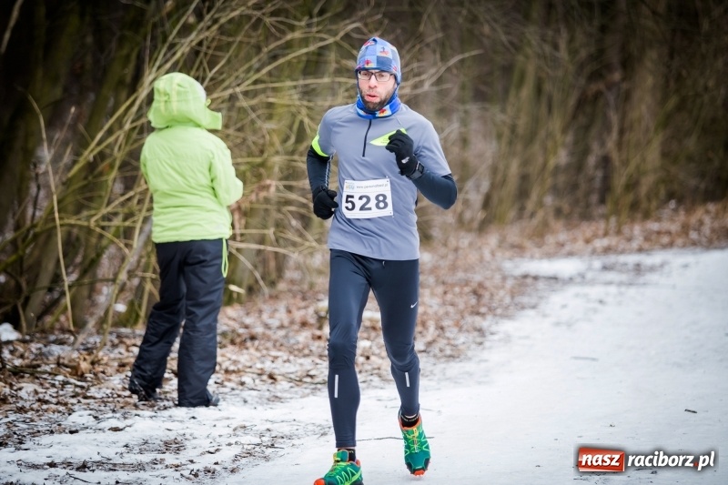 Zdjęcie w galerii na portalu naszraciborz.pl: Mróz, lód i śnieg niestraszny biegaczom. Blisko 500 twardzieli pokonało trasę w Oborze wiadomości z regionu