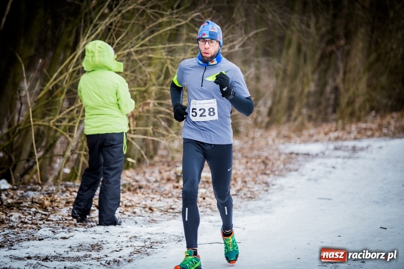 Zdjęcie w galerii na portalu naszraciborz.pl: Mróz, lód i śnieg niestraszny biegaczom. Blisko 500 twardzieli pokonało trasę w Oborze wiadomości z regionu