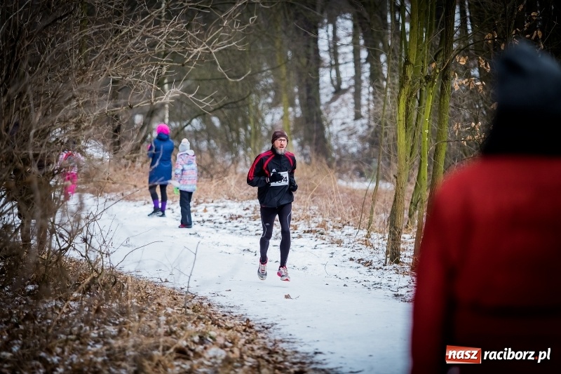 Zdjęcie w galerii na portalu naszraciborz.pl: Mróz, lód i śnieg niestraszny biegaczom. Blisko 500 twardzieli pokonało trasę w Oborze wiadomości z regionu