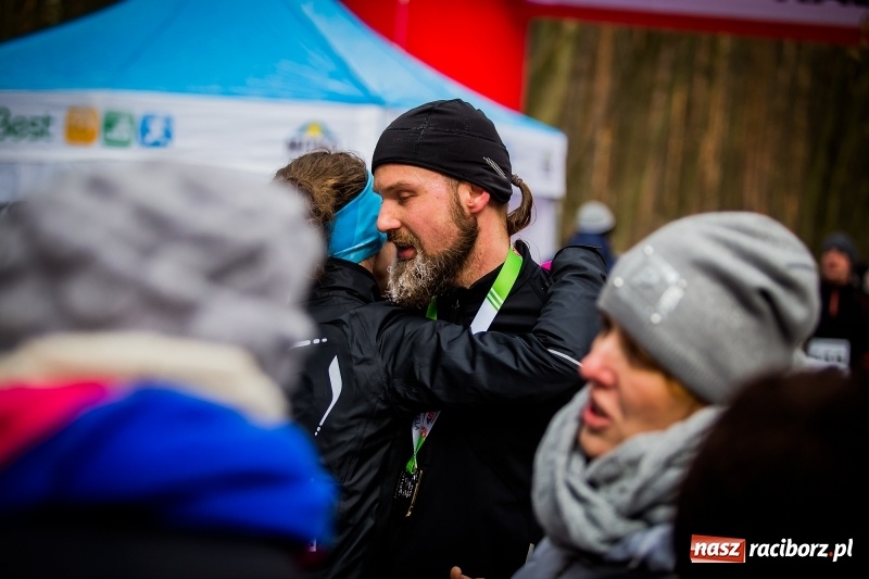 Zdjęcie w galerii na portalu naszraciborz.pl: Mróz, lód i śnieg niestraszny biegaczom. Blisko 500 twardzieli pokonało trasę w Oborze wiadomości z regionu