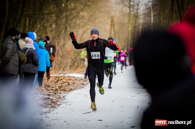 Zdjęcie w galerii na portalu naszraciborz.pl: Mróz, lód i śnieg niestraszny biegaczom. Blisko 500 twardzieli pokonało trasę w Oborze wiadomości z regionu