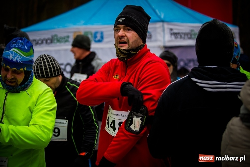 Zdjęcie w galerii na portalu naszraciborz.pl: Mróz, lód i śnieg niestraszny biegaczom. Blisko 500 twardzieli pokonało trasę w Oborze wiadomości z regionu