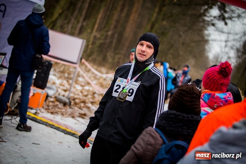 Zdjęcie w galerii na portalu naszraciborz.pl: Mróz, lód i śnieg niestraszny biegaczom. Blisko 500 twardzieli pokonało trasę w Oborze wiadomości z regionu