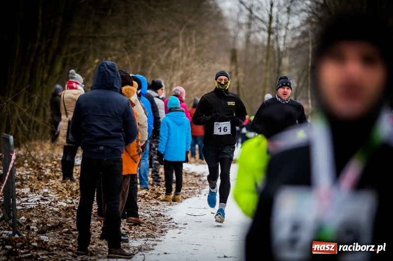 Zdjęcie w galerii na portalu naszraciborz.pl: Mróz, lód i śnieg niestraszny biegaczom. Blisko 500 twardzieli pokonało trasę w Oborze wiadomości z regionu