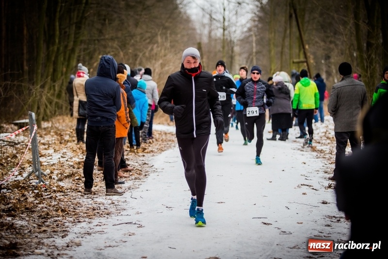 Zdjęcie w galerii na portalu naszraciborz.pl: Mróz, lód i śnieg niestraszny biegaczom. Blisko 500 twardzieli pokonało trasę w Oborze wiadomości z regionu