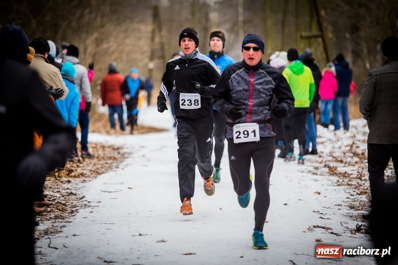 Zdjęcie w galerii na portalu naszraciborz.pl: Mróz, lód i śnieg niestraszny biegaczom. Blisko 500 twardzieli pokonało trasę w Oborze wiadomości z regionu