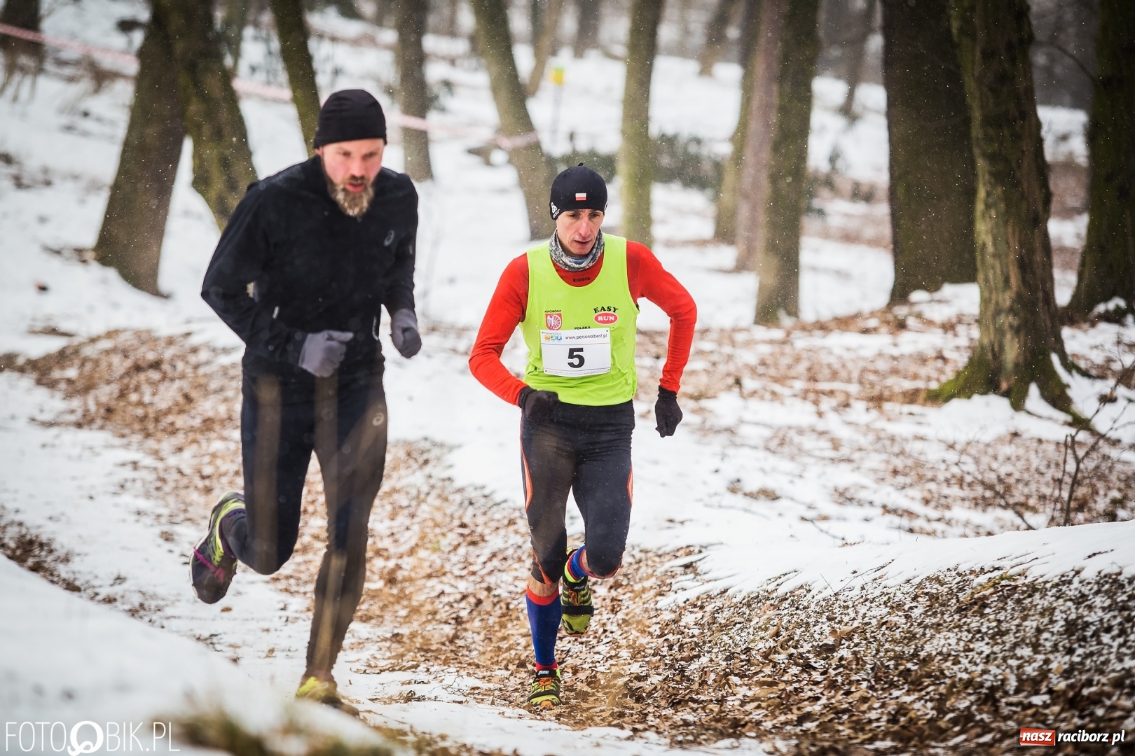 Zdjęcie w galerii na portalu naszraciborz.pl: Mróz, lód i śnieg niestraszny biegaczom. Blisko 500 twardzieli pokonało trasę w Oborze wiadomości z regionu