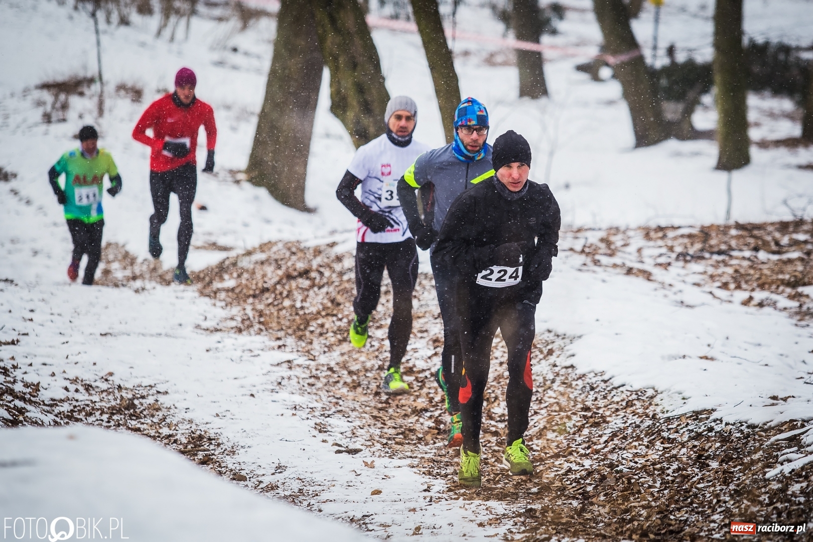 Zdjęcie w galerii na portalu naszraciborz.pl: Mróz, lód i śnieg niestraszny biegaczom. Blisko 500 twardzieli pokonało trasę w Oborze wiadomości z regionu