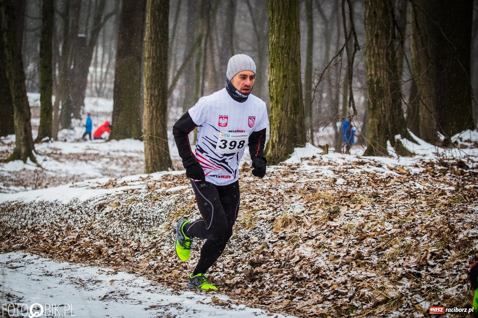 Zdjęcie w galerii na portalu naszraciborz.pl: Mróz, lód i śnieg niestraszny biegaczom. Blisko 500 twardzieli pokonało trasę w Oborze wiadomości z regionu