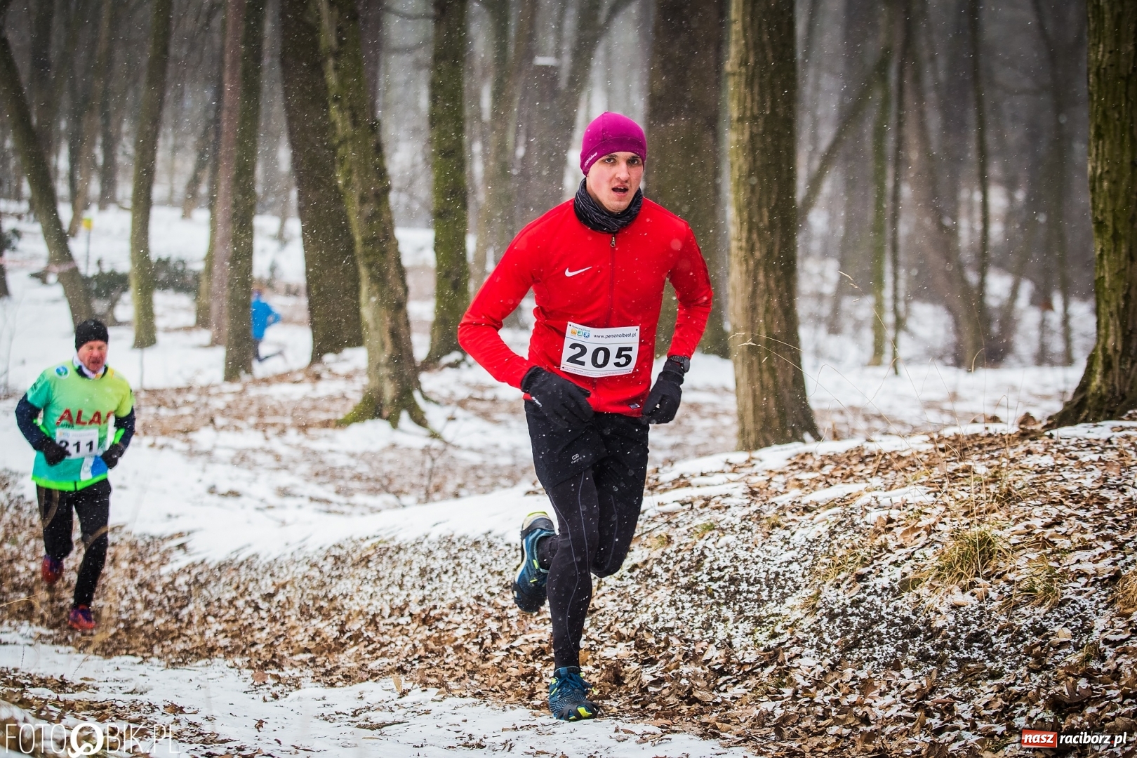 Zdjęcie w galerii na portalu naszraciborz.pl: Mróz, lód i śnieg niestraszny biegaczom. Blisko 500 twardzieli pokonało trasę w Oborze wiadomości z regionu