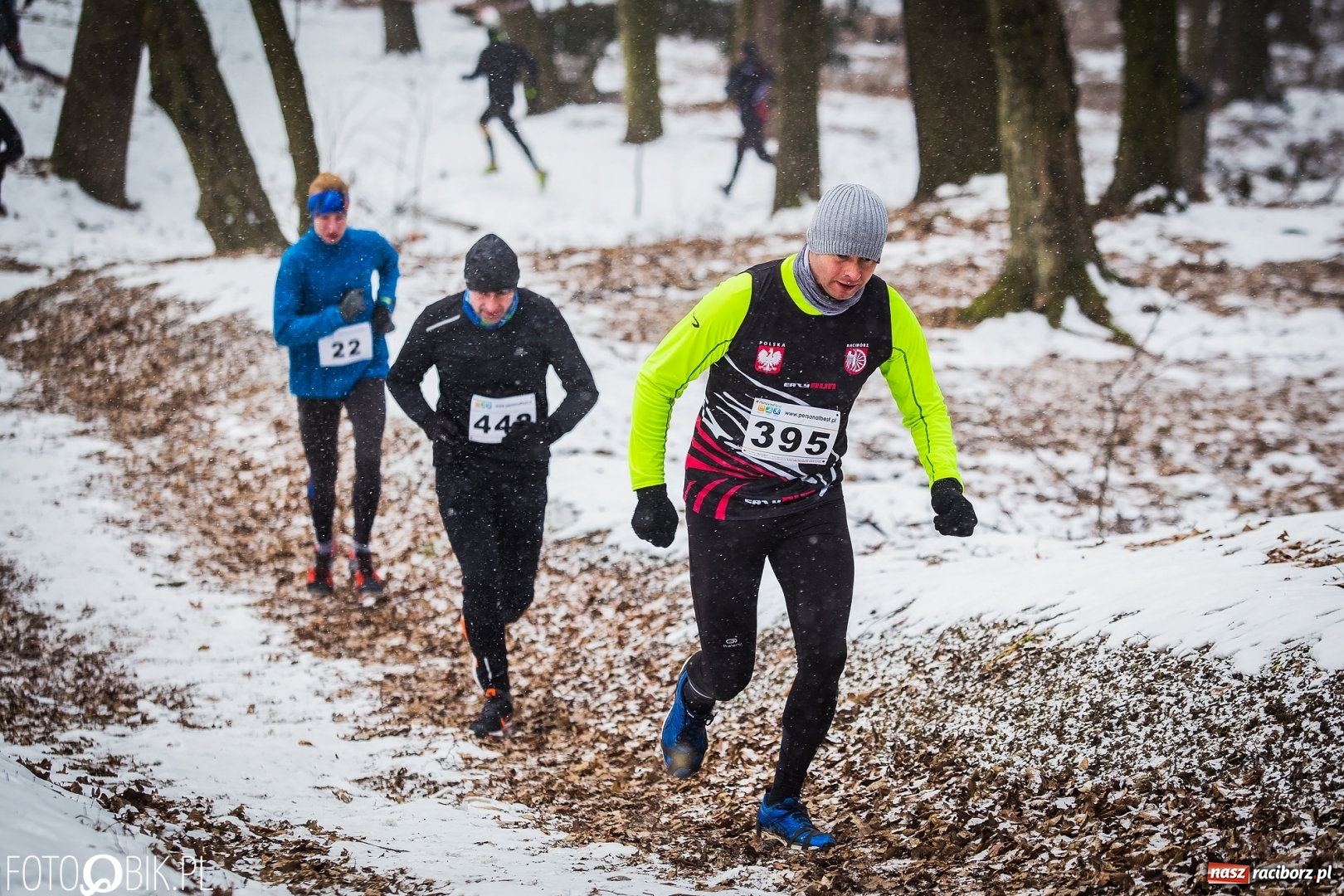 Zdjęcie w galerii na portalu naszraciborz.pl: Mróz, lód i śnieg niestraszny biegaczom. Blisko 500 twardzieli pokonało trasę w Oborze wiadomości z regionu