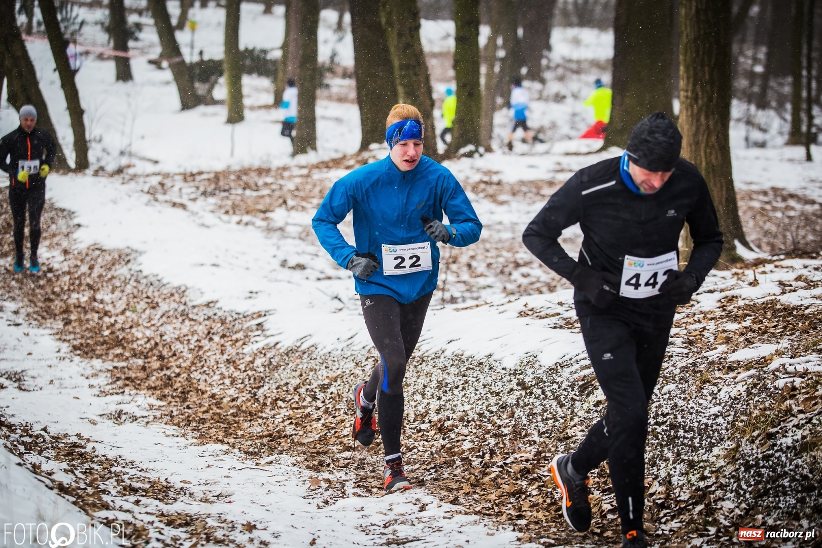 Zdjęcie w galerii na portalu naszraciborz.pl: Mróz, lód i śnieg niestraszny biegaczom. Blisko 500 twardzieli pokonało trasę w Oborze wiadomości z regionu