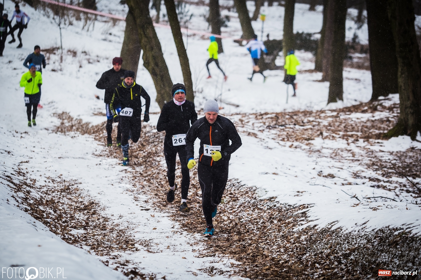 Zdjęcie w galerii na portalu naszraciborz.pl: Mróz, lód i śnieg niestraszny biegaczom. Blisko 500 twardzieli pokonało trasę w Oborze wiadomości z regionu
