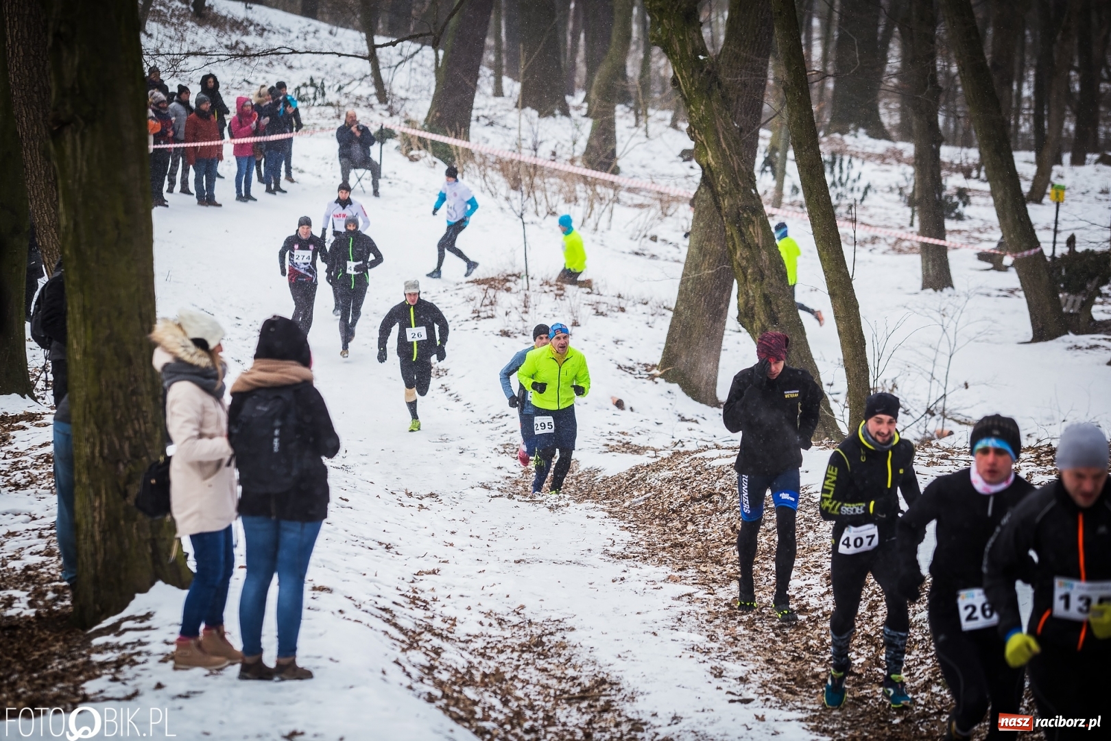 Zdjęcie w galerii na portalu naszraciborz.pl: Mróz, lód i śnieg niestraszny biegaczom. Blisko 500 twardzieli pokonało trasę w Oborze wiadomości z regionu