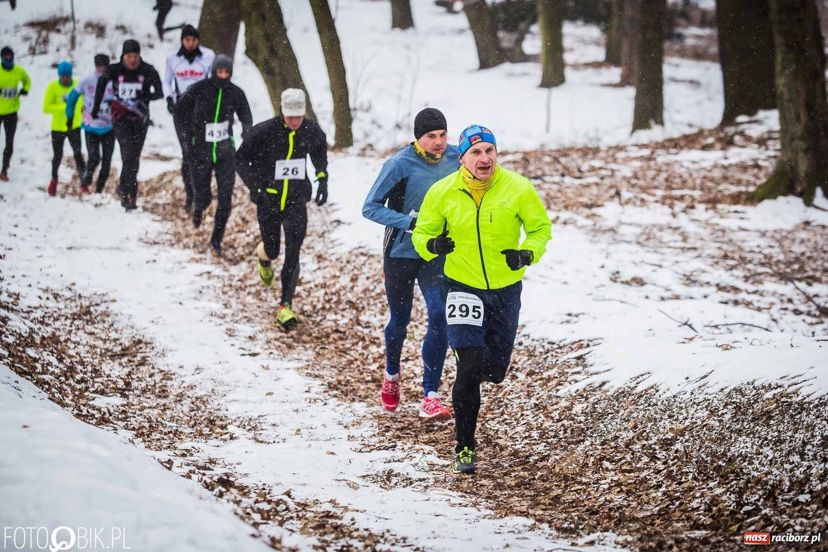Zdjęcie w galerii na portalu naszraciborz.pl: Mróz, lód i śnieg niestraszny biegaczom. Blisko 500 twardzieli pokonało trasę w Oborze wiadomości z regionu